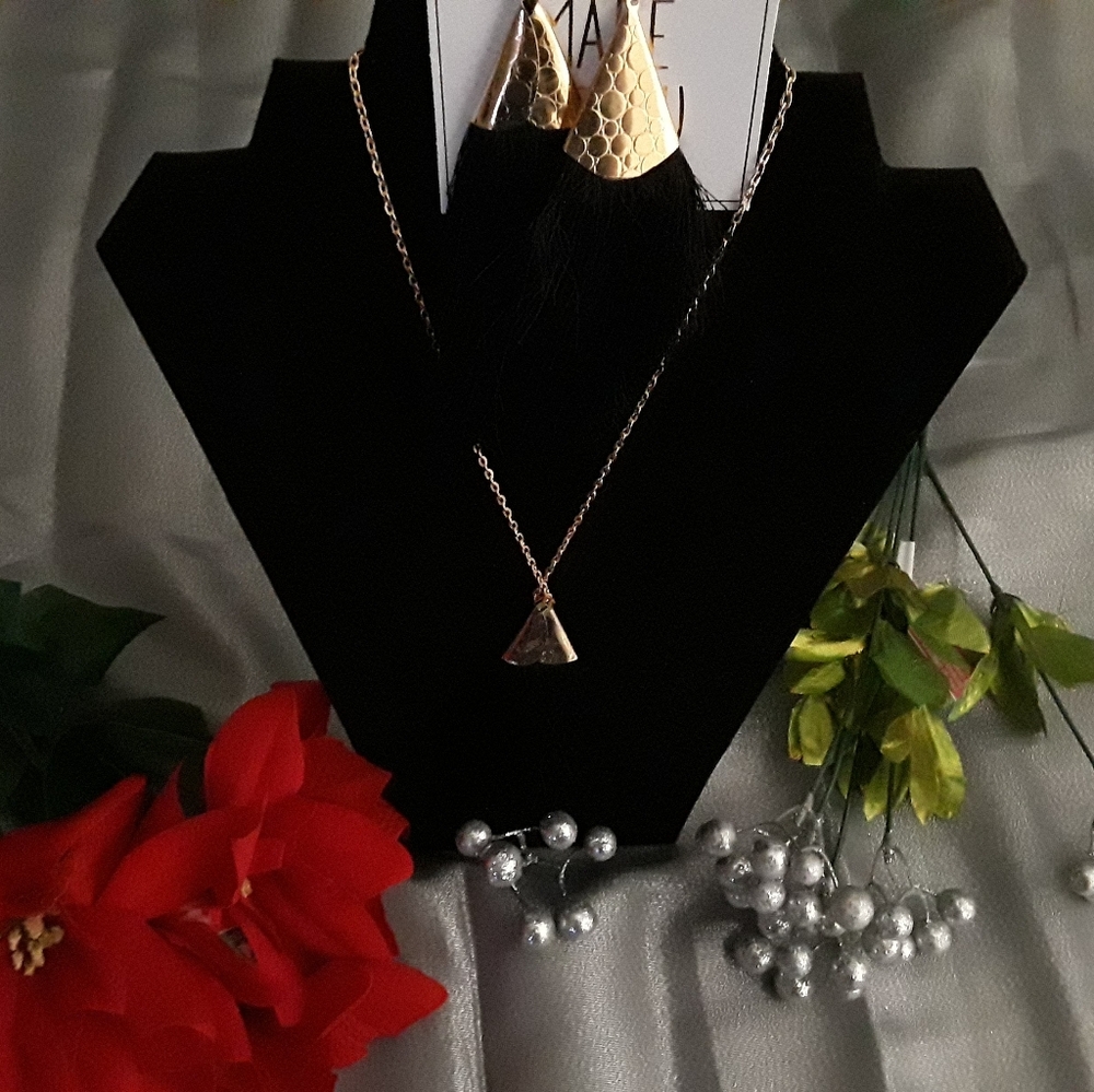 Elegant Black & Gold Fringe Necklace 22"